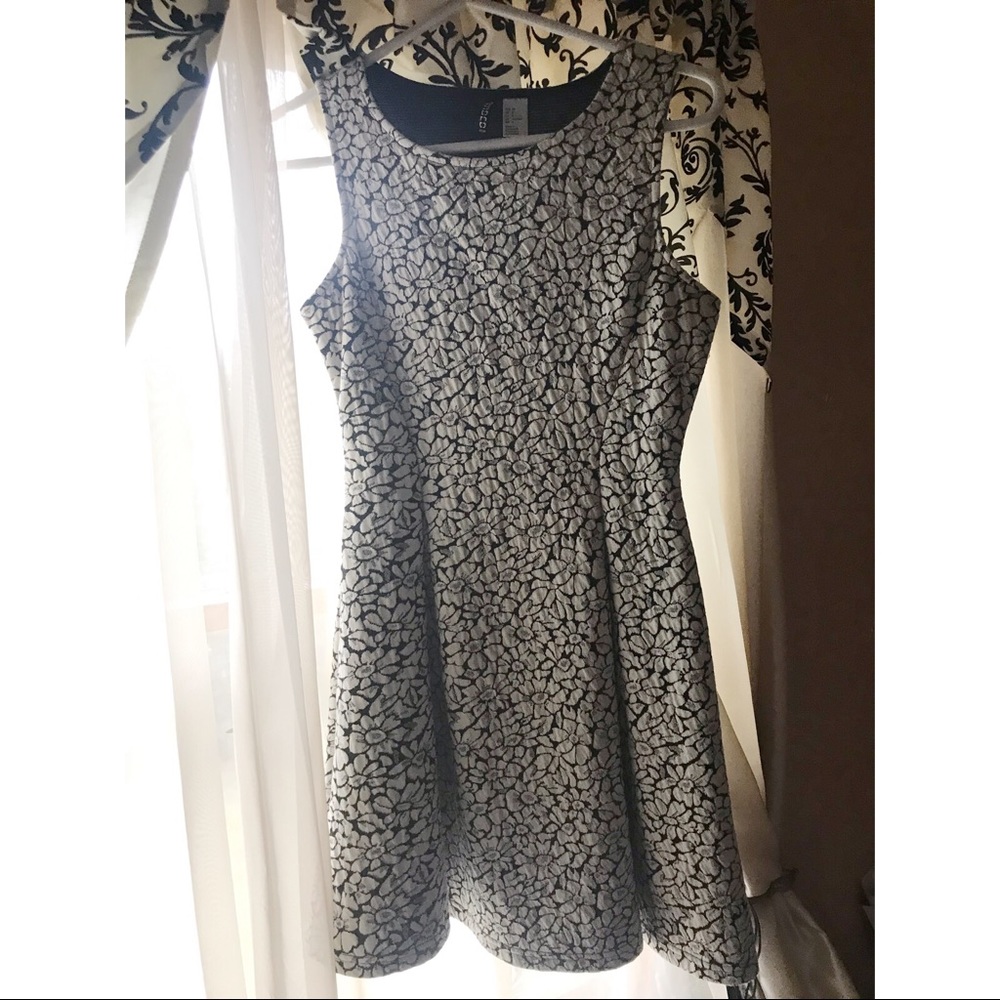 B&W floral mini dress 🖤